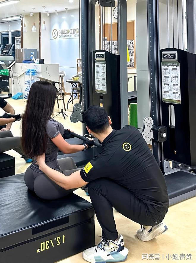 球速体育平台女生在健身房为何总喜好穿瑜伽服真的搞不懂(图3)