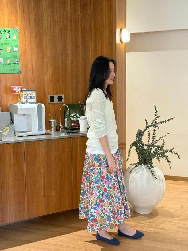 球速体育官网45岁董洁的形态真好！灰色网纱镂空开衫+红色T恤时兴又减龄！(图5)